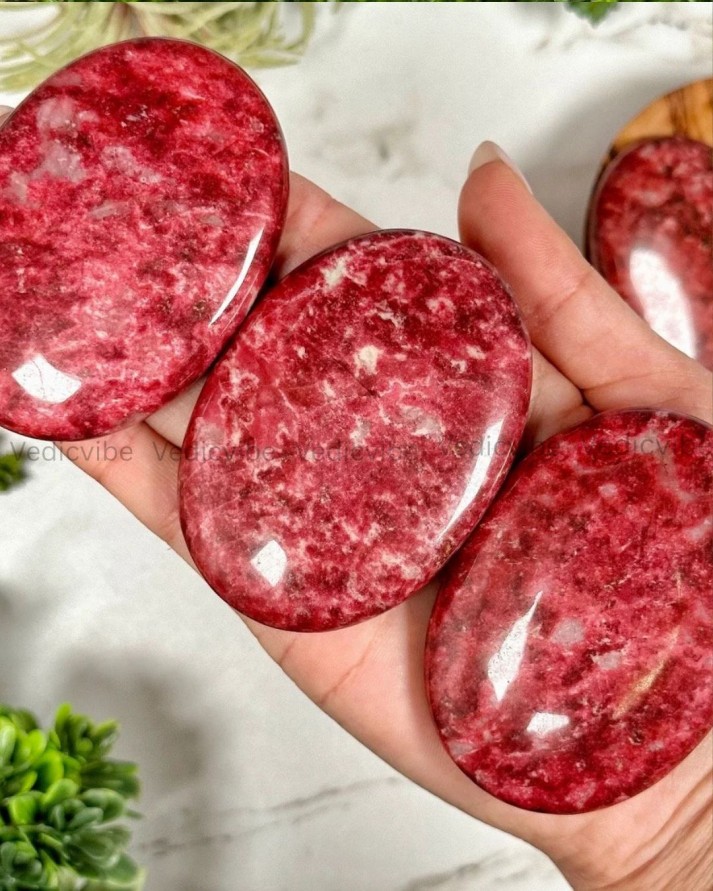 Thulite palm stone